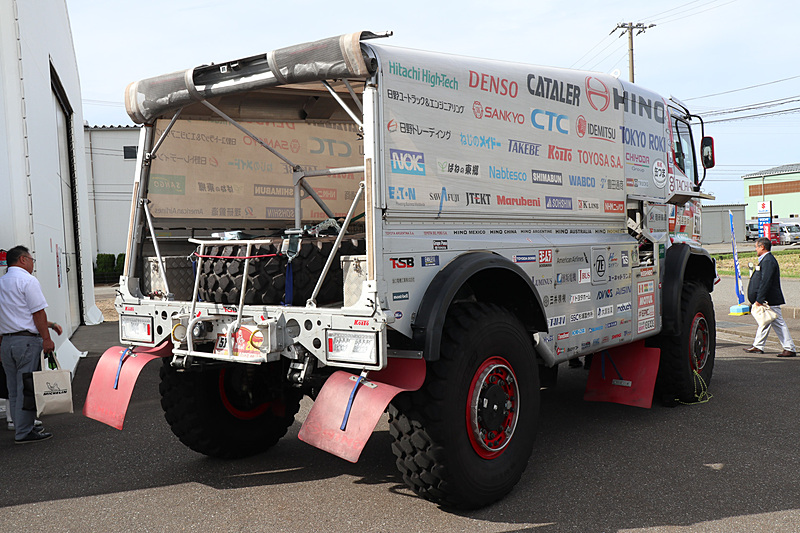 日野自動車の中型トラック「レンジャー」（500シリーズ）をベースとしたダカールラリー参戦車。ミシュランのトラック・バス用タイヤ「XZL」を装着している