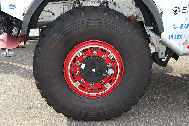 日野自動車の中型トラック「レンジャー」（500シリーズ）をベースとしたダカールラリー参戦車。ミシュランのトラック・バス用タイヤ「XZL」を装着している