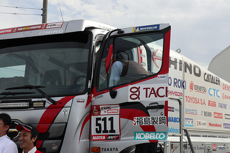 運転席に上がりやすいようステップも用意され、ドライバーズシートで記念撮影する人も