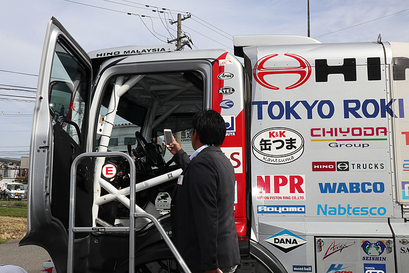 運転席に上がりやすいようステップも用意され、ドライバーズシートで記念撮影する人も