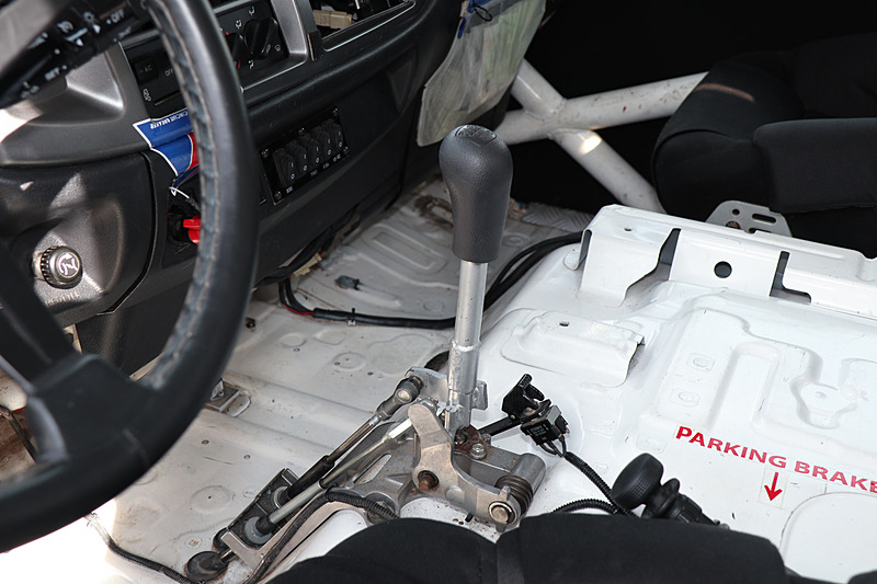 キャビン内は2人乗り。砂漠のラリー走行ではマシンが横転する危険も高く、ルーフ部分までがっちりとロールバーが張り巡らされている