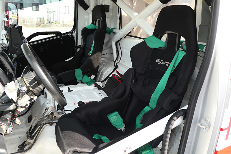 キャビン内は2人乗り。砂漠のラリー走行ではマシンが横転する危険も高く、ルーフ部分までがっちりとロールバーが張り巡らされている