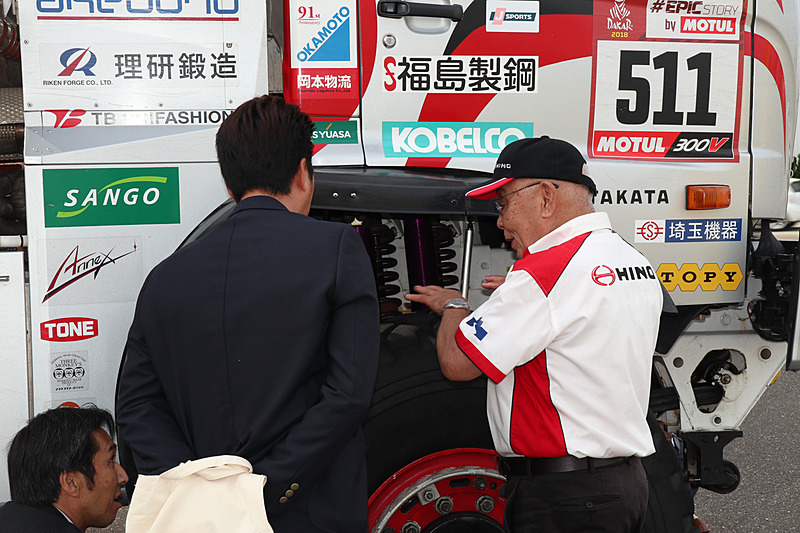 「ダカールラリーの鉄人」の異名を持つ菅原義正氏だが、マシンの構造について解説したり、いっしょに記念したりと気さくに参加者と交流していた