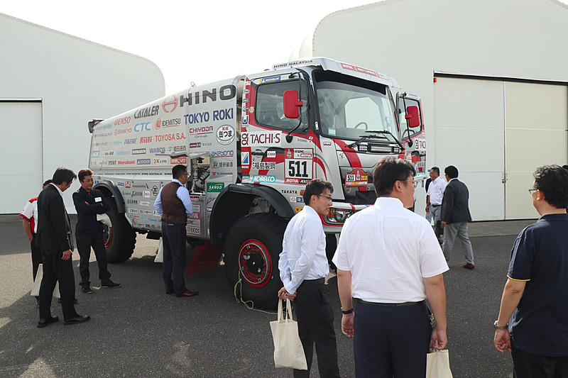 「ダカールラリーの鉄人」の異名を持つ菅原義正氏だが、マシンの構造について解説したり、いっしょに記念したりと気さくに参加者と交流していた