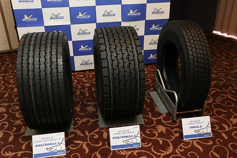セミナー会場に並べられた3つのトラック・バス用タイヤ。左と中央が日本初公開となるX Oneシリーズの北米向け製品、右は同日に発表されたばかりで同じく初めての公開となった「X Multi Grip Z」