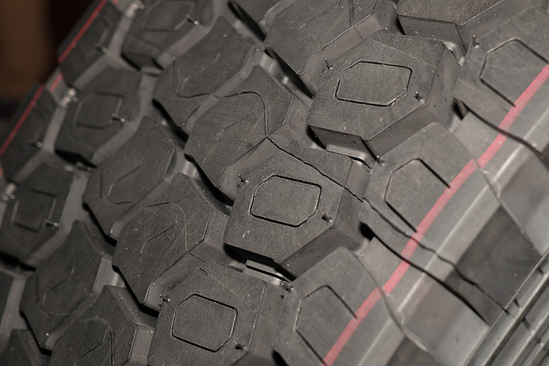 スタッドレスタイヤなどでも用いられている「ブロック同士が支え合う構造」などを導入し、溝の深さを14.5mmから16.5mmに拡大。より長く使い続けられるようにした