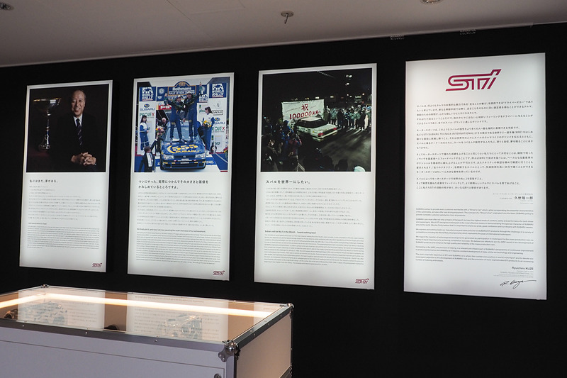 企画展示のパネルは行灯状の掲示スペースに掲げられる