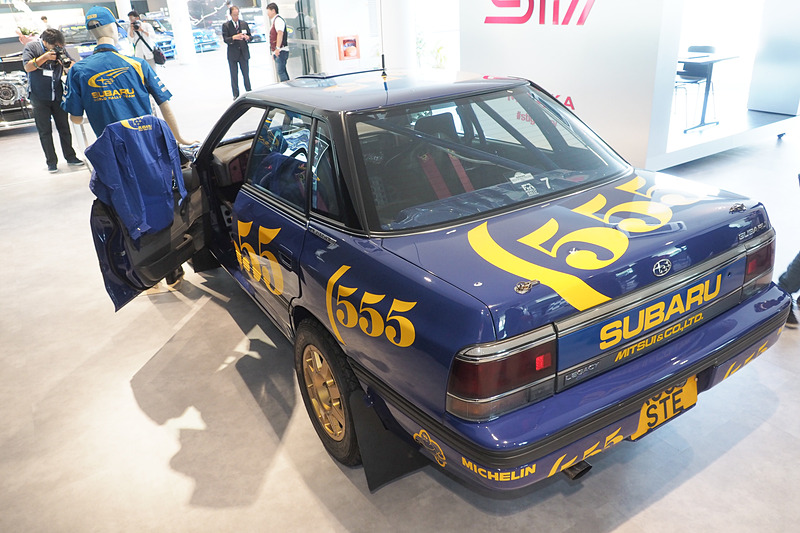 乗り込みOK。ドアにかかったSTIのウェアを着用することもできる