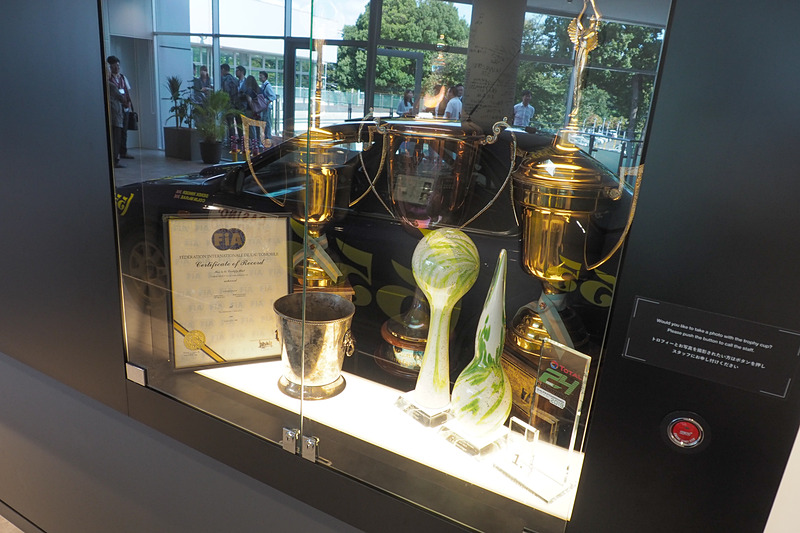 こちらはトロフィーと撮影できるコーナー。スタッフを呼び出すボタンにもひと工夫されている