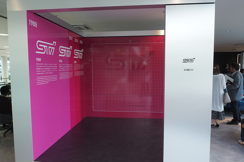 「キューブ#B」はSTIのロゴの変遷。Iが小文字から大文字に変わり、その後、外線を太くするデザイン改定をした