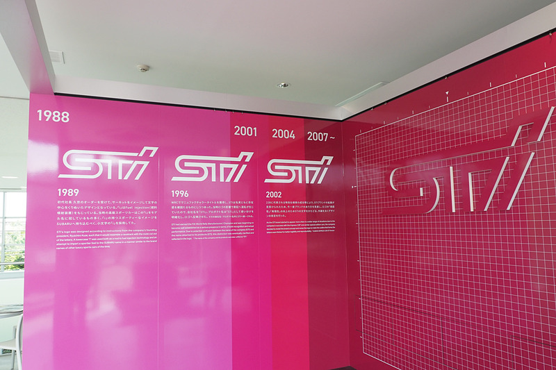 「キューブ#B」はSTIのロゴの変遷。Iが小文字から大文字に変わり、その後、外線を太くするデザイン改定をした