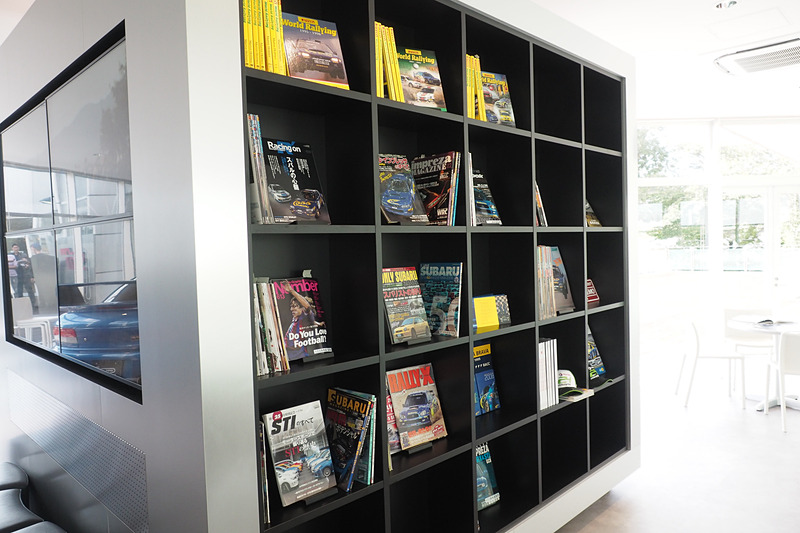 キューブ#Bにも書棚があり、資料も豊富。また、ディスプレイも埋め込んであり、STIの活躍を映像で見ることもできる