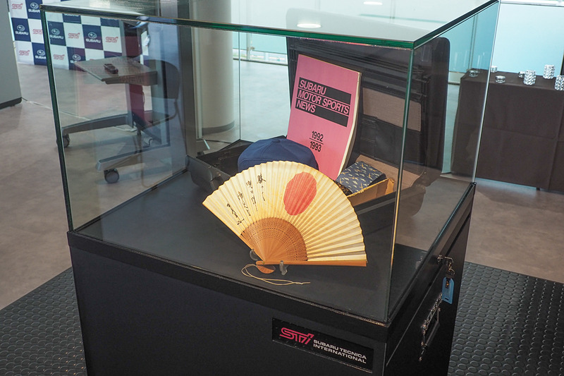 キューブ#Cは、久世氏がWRCの現地に赴いた際に愛用したかばんとその中身を展示