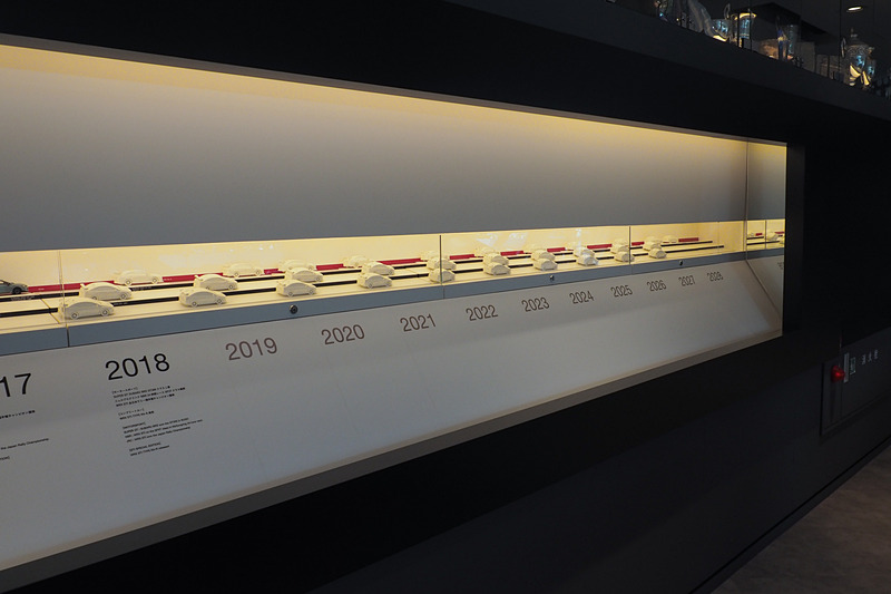 白いミニカーはまだ埋まっていないところを示す。2028年までスペースが用意されている