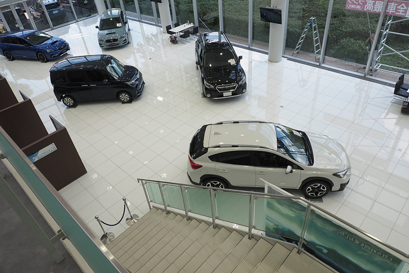 STIギャラリーから階段を降りると東京スバル三鷹店