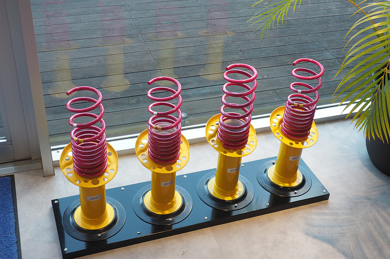 STIのギャラリーの入り口にあるのは、なんとSTI特製の「傘立て」