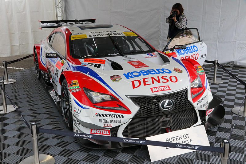 レクサスのテントの下には2016年優勝マシンのRC Fが展示。ドアが開いていて車内も確認することができる