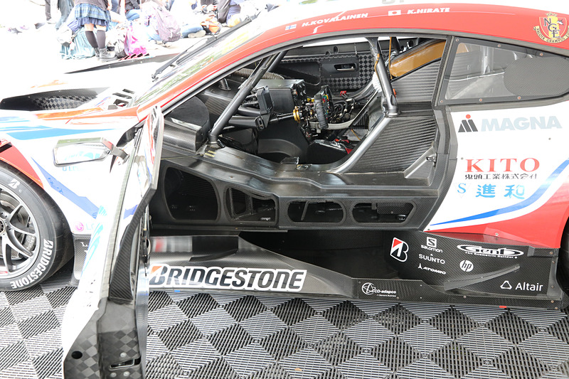 レクサスのテントの下には2016年優勝マシンのRC Fが展示。ドアが開いていて車内も確認することができる