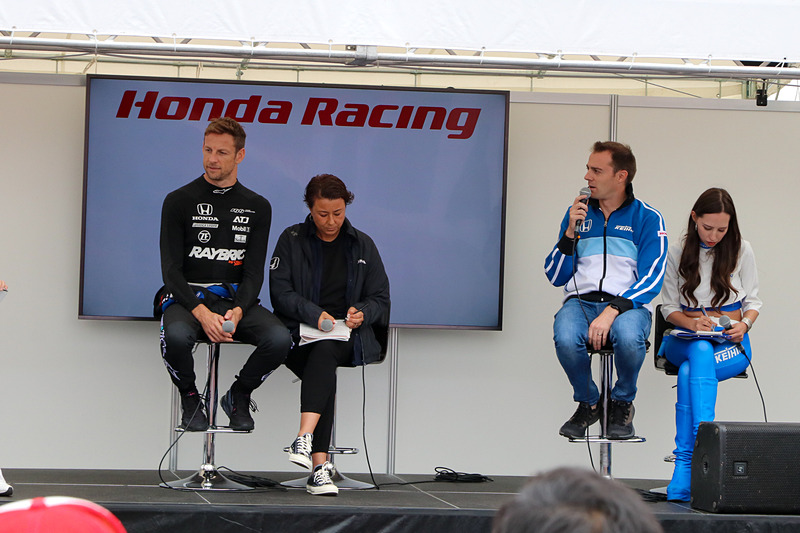 ホンダ/モデューロのブースでは、ジェンソン・バトン選手とベルトラン・バゲット選手によるトークショーも