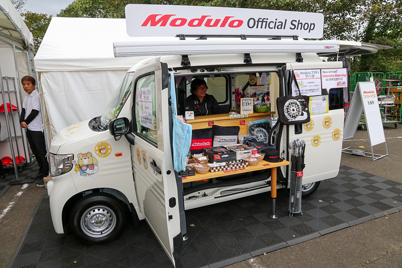 オフィシャルグッズの販売ブースはなんとN-VAN