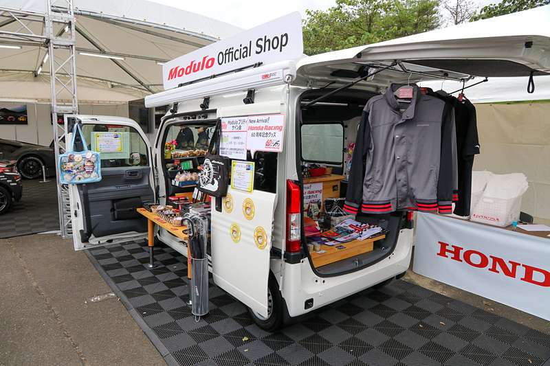 オフィシャルグッズの販売ブースはなんとN-VAN