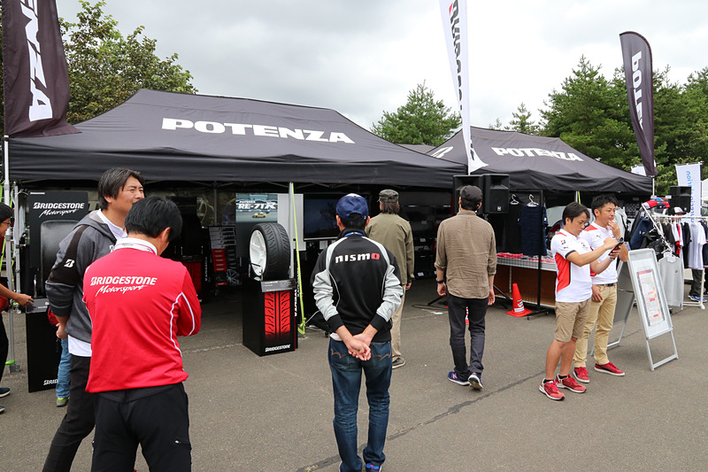ブリヂストンのブースでは市販タイヤのほか、SUPER GTで使っているタイヤなども展示