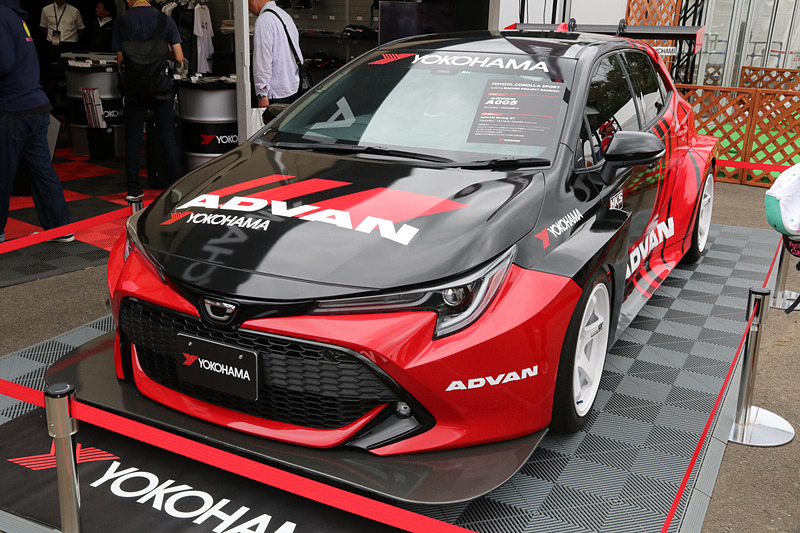 横浜ゴムのブースでは「カローラ スポーツ」がWTCR（世界ツーリングカー選手権）に出場したら……、というコンセプトで作られたマシンを展示。装着されるのは実際にWTCRで使われているタイヤと同じ仕様