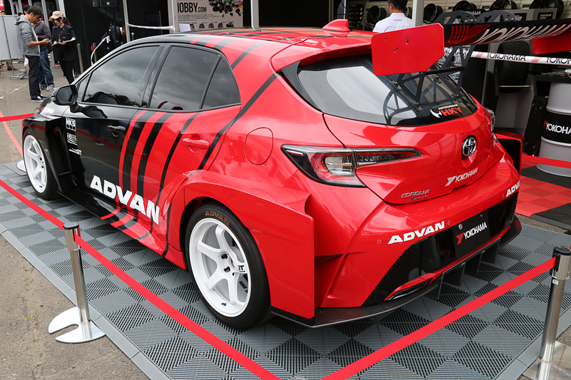 横浜ゴムのブースでは「カローラ スポーツ」がWTCR（世界ツーリングカー選手権）に出場したら……、というコンセプトで作られたマシンを展示。装着されるのは実際にWTCRで使われているタイヤと同じ仕様