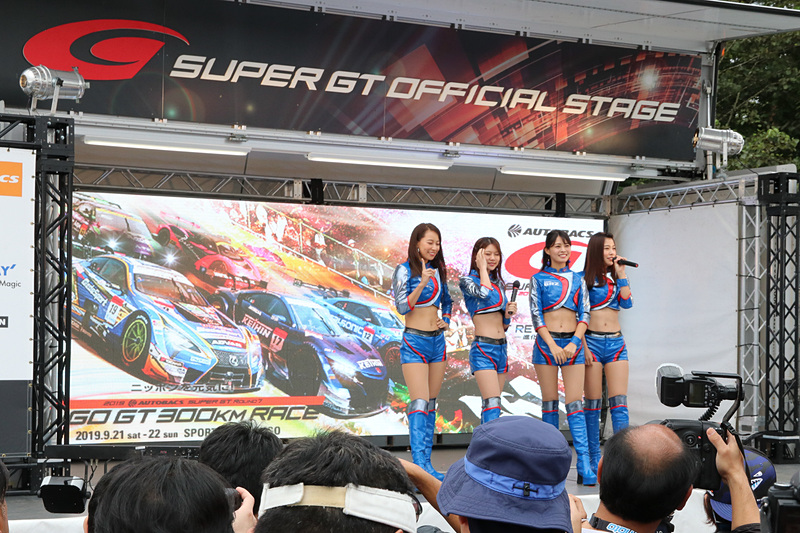 SUPER GT OFFICIAL STAGEではレースクイーンステージやトークショーなど、さまざまなイベントが行なわれる