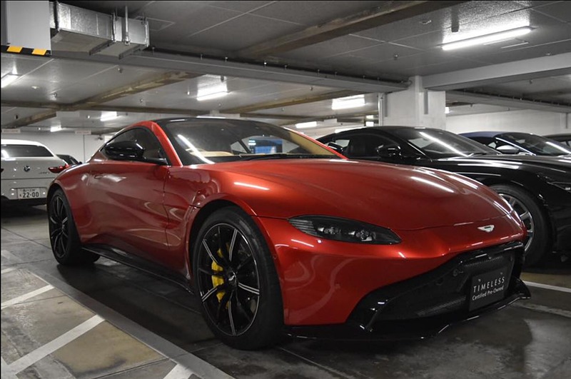 「認定中古車TIMELESSフェア」で用意されるハイパーレッドカラーの新型「ヴァンテージ」（初年度登録：2018年9月、走行距離：9000km）