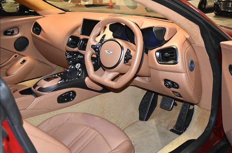 展示される新型ヴァンテージのインテリアカラーはコッパータンメタリック