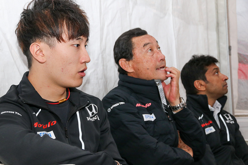 64号車 Modulo EPSON NSX-GTの牧野任祐選手（左）とチーム総監督の中嶋悟氏（中）、ナレイン・カーティケヤン選手（右）