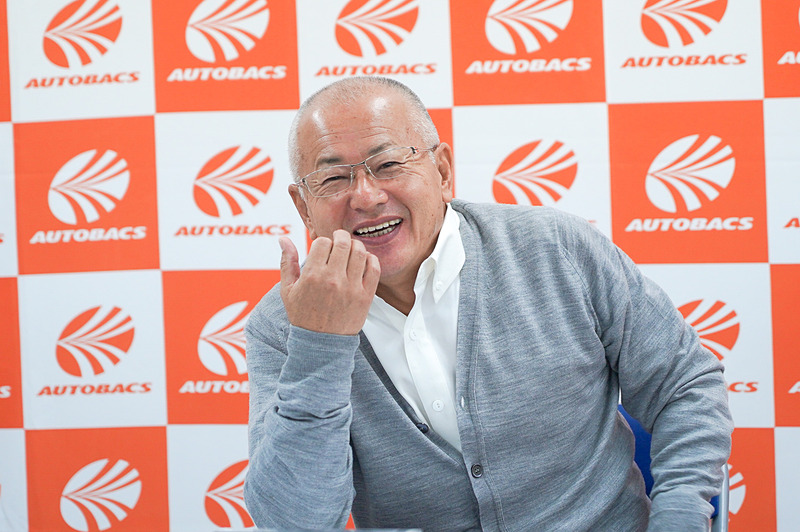 開始前に報道陣とジョークをかわして笑う坂東代表