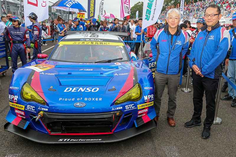 SUPER GTにチームの激励に訪れた株式会社SUBARU 代表取締役社長 中村知美氏（左）と取締役専務執行役員 CTO 大拔哲雄氏（右）