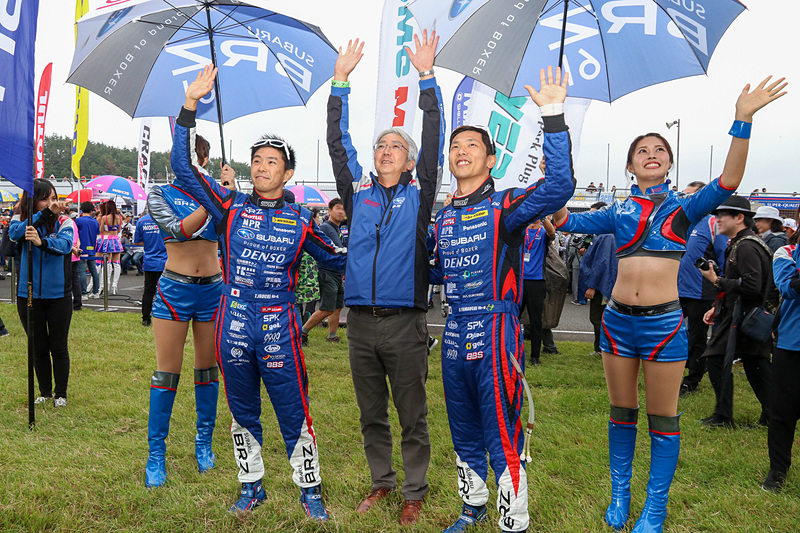 スバル応援席でファンの声に応える中村社長