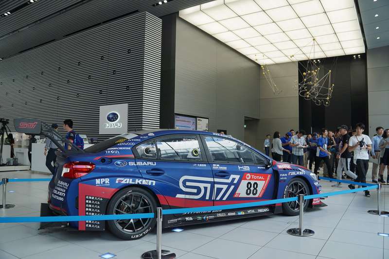 参戦車両のWRX STIが展示された