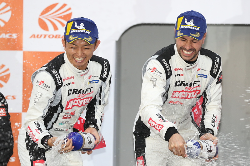 GT500クラスで優勝した平手晃平選手（左）とフレデリック・マコヴィッキ選手（右）