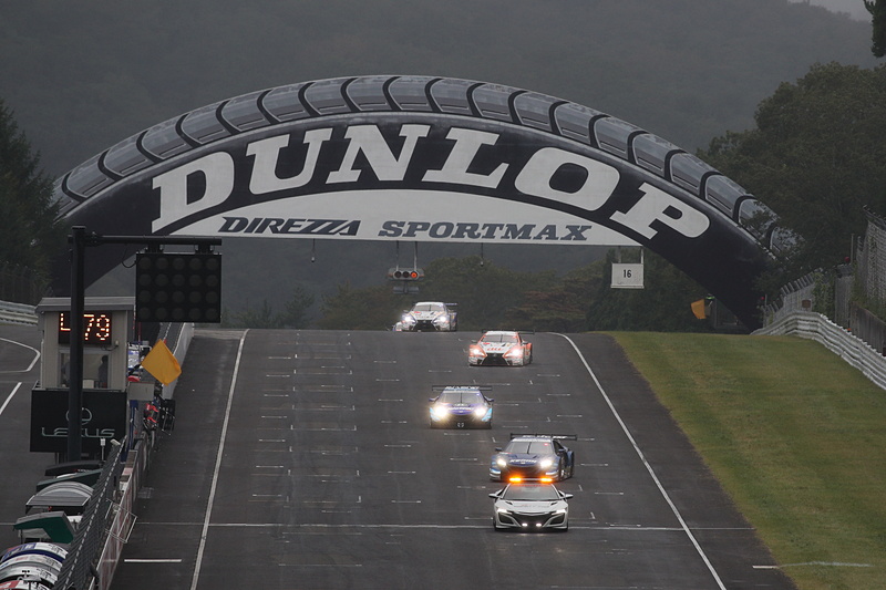 雨は一気に強くなりセーフティカー先導によるローリングスタートになった