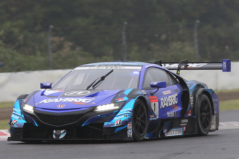 予選2番手でレインタイヤでスタートした1号車 RAYBRIG NSX-GTが序盤はトップを独走
