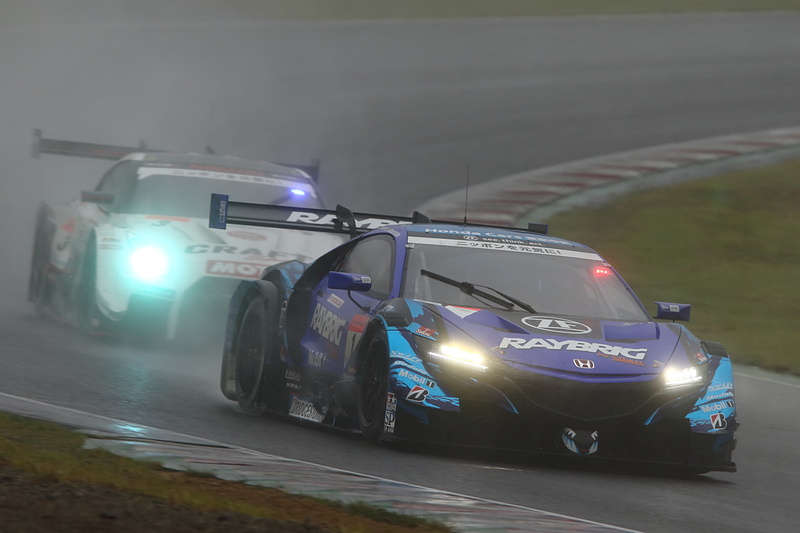 2位の1号車 RAYBRIG NSX-GTの背後に3号車 CRAFTSPORTS MOTUL GT-Rが迫る