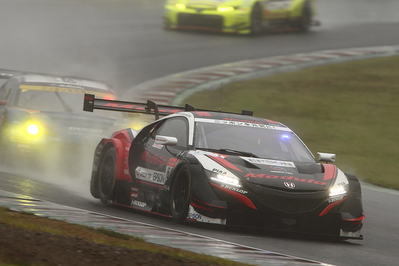 ダンロップを履く64号車 Modulo Epson NSX-GTが猛烈な追い上げで2位に浮上