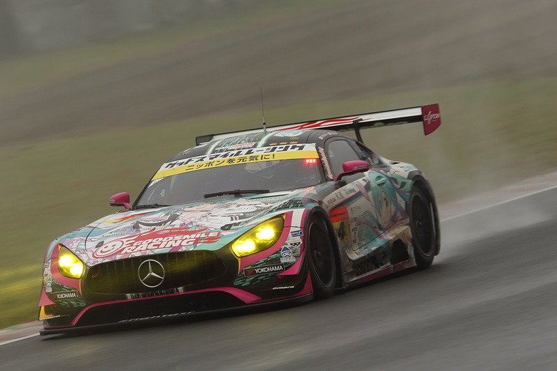 セーフティカー後に2位に浮上したのは4号車 グッドスマイル 初音ミク AMG