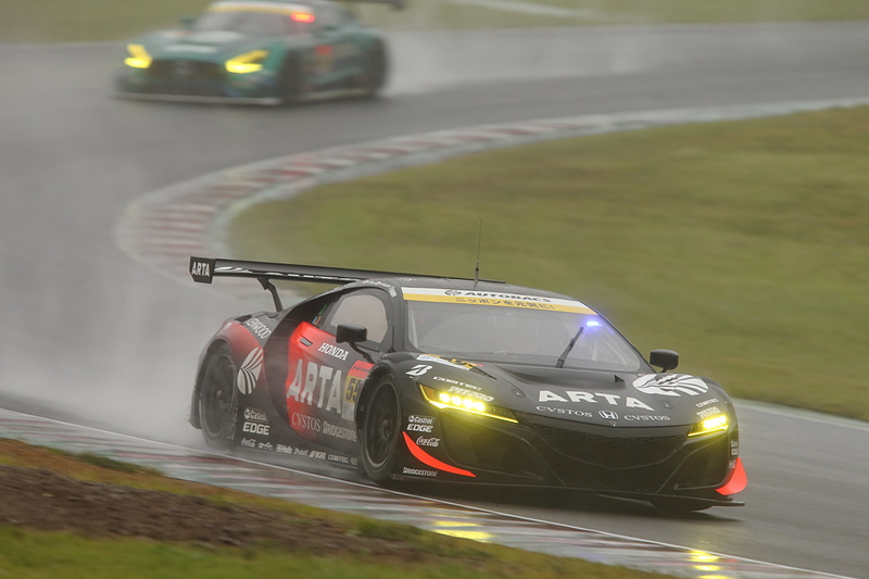 序盤から終始レースを支配した55号車 ARTA NSX GT3がクラス優勝