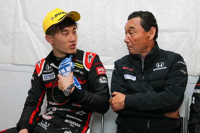 実は鈴鹿10Hでシャンパンファイトを経験していたという牧野選手に驚く中嶋監督