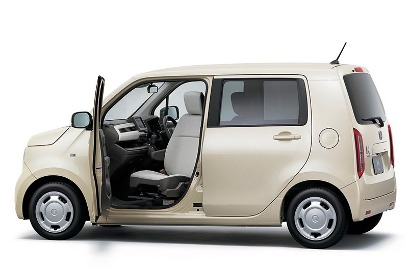 初展示される新型軽乗用車「N-WGN」の助手席回転シート車