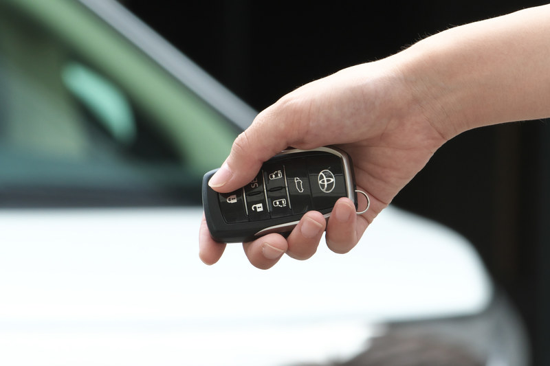 純正キーのドアロックボタンを3回押すとハザードランプが点滅してエンジン始動。エンジンが始動するとポジションランプが点灯し作動状態が確認できる