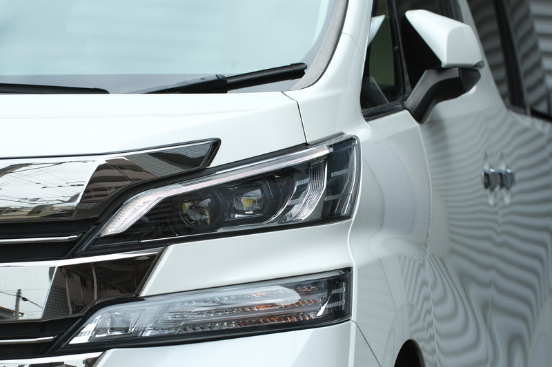 純正キーのドアロックボタンを3回押すとハザードランプが点滅してエンジン始動。エンジンが始動するとポジションランプが点灯し作動状態が確認できる