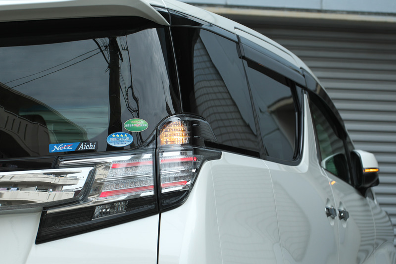 エンジンを停止する際にも純正キーのドアロックボタンを3回。ハザードランプが点滅した後エンジンが停止し、ポジションランプも消灯する