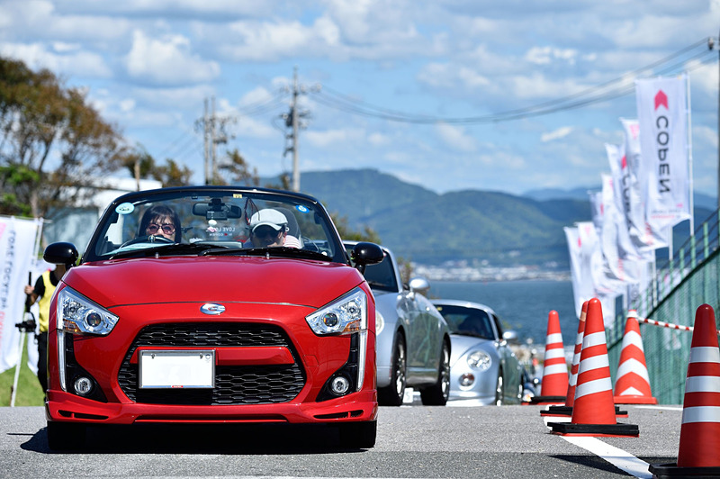 ダイハツ工業の「LOVE LOCAL by DAIHATSU」という活動は、地域とのつながりを大切することがテーマ。その一環として「LOVE SKY PROJECT」というイベントを開催している。今回開催された「STAR CIRCUIT MEETING＠西浦 by COPEN 5th Anniversary」は、ダイハツが運営するWebコミュニティである「LOVE LOCAL コミュニティ」にメンバー登録をしたコペンユーザーを対象にしているイベントで、今回は約200台のコペンが参加
