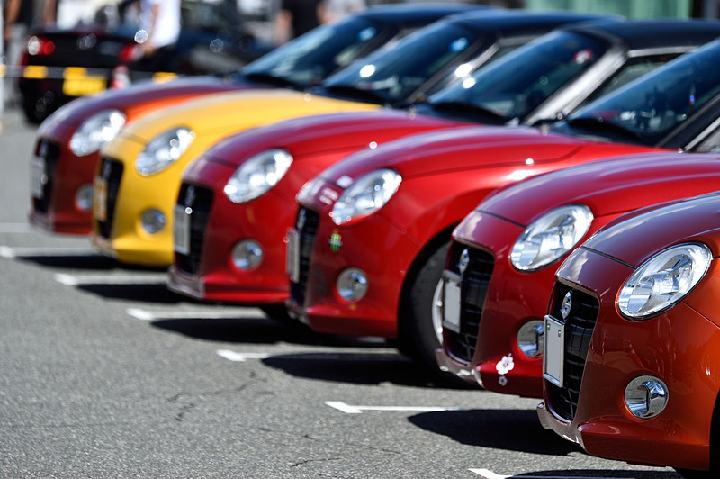 スパ西浦モーターパークに集合した新旧コペン。ボディカラーのバリエーションが豊富なクルマなので、カラフルな光景だ